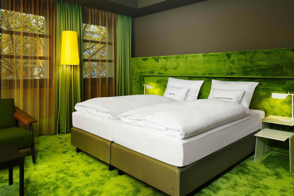 Kamer | Luxe beddengoed, donsdekens, een minibar, een kluis op de kamer