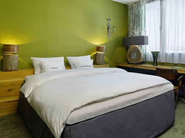 Medium West | Premium bedding, down comforters, minibar, in-room safe - 25hours Hotel Frankfurt The Goldman (Frankfurt)