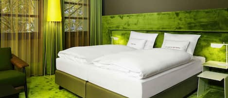 Large | Sengetøy av topp kvalitet, dundyner, minibar og safe på rommet