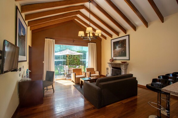 Deluxe Villa, 1 King Bed | Living area