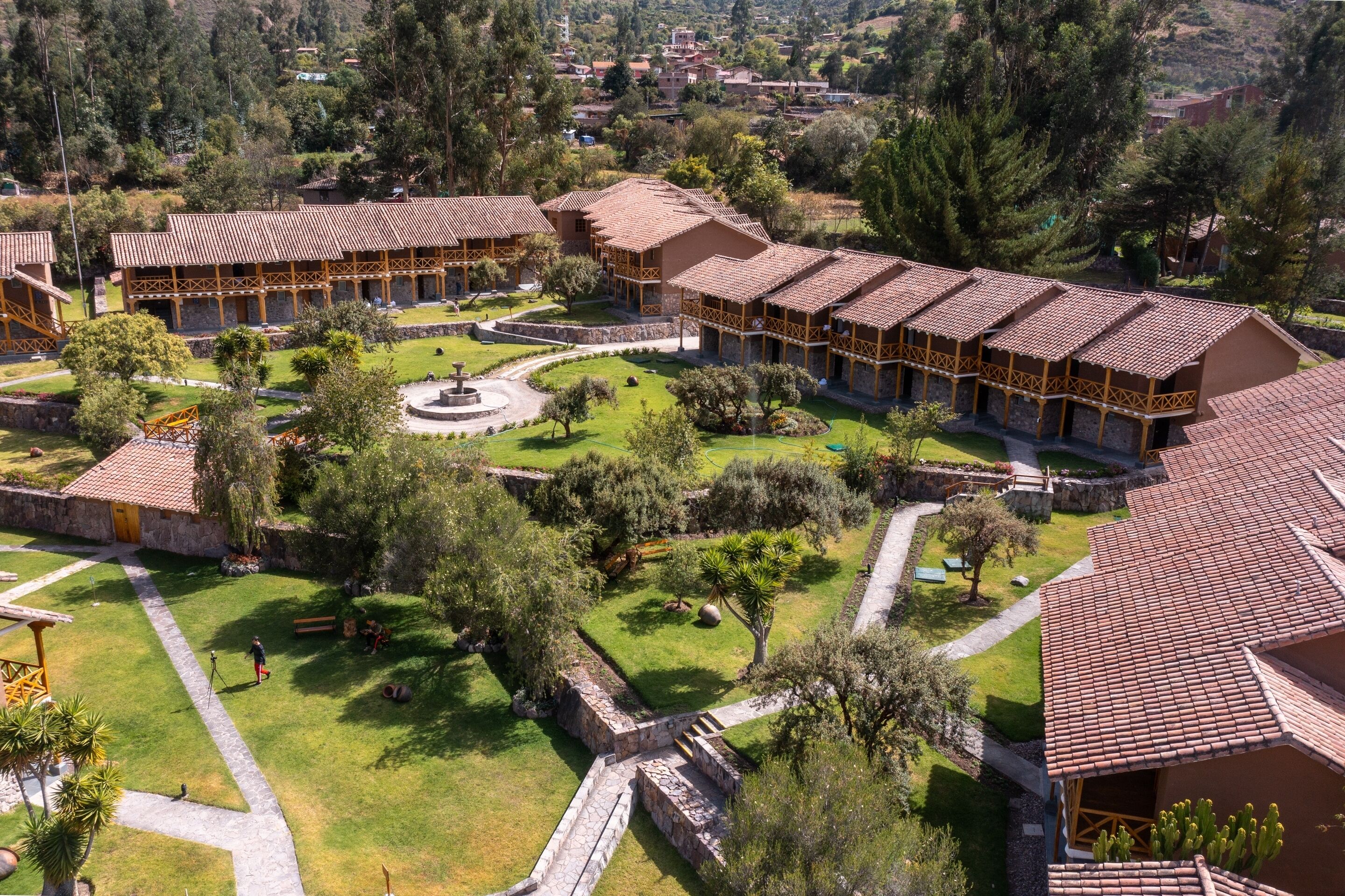 Un patio con edificios, una fuente y un sendero.