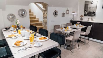 Café da manhã com buffet todos os dias (EUR 14 por pessoa)