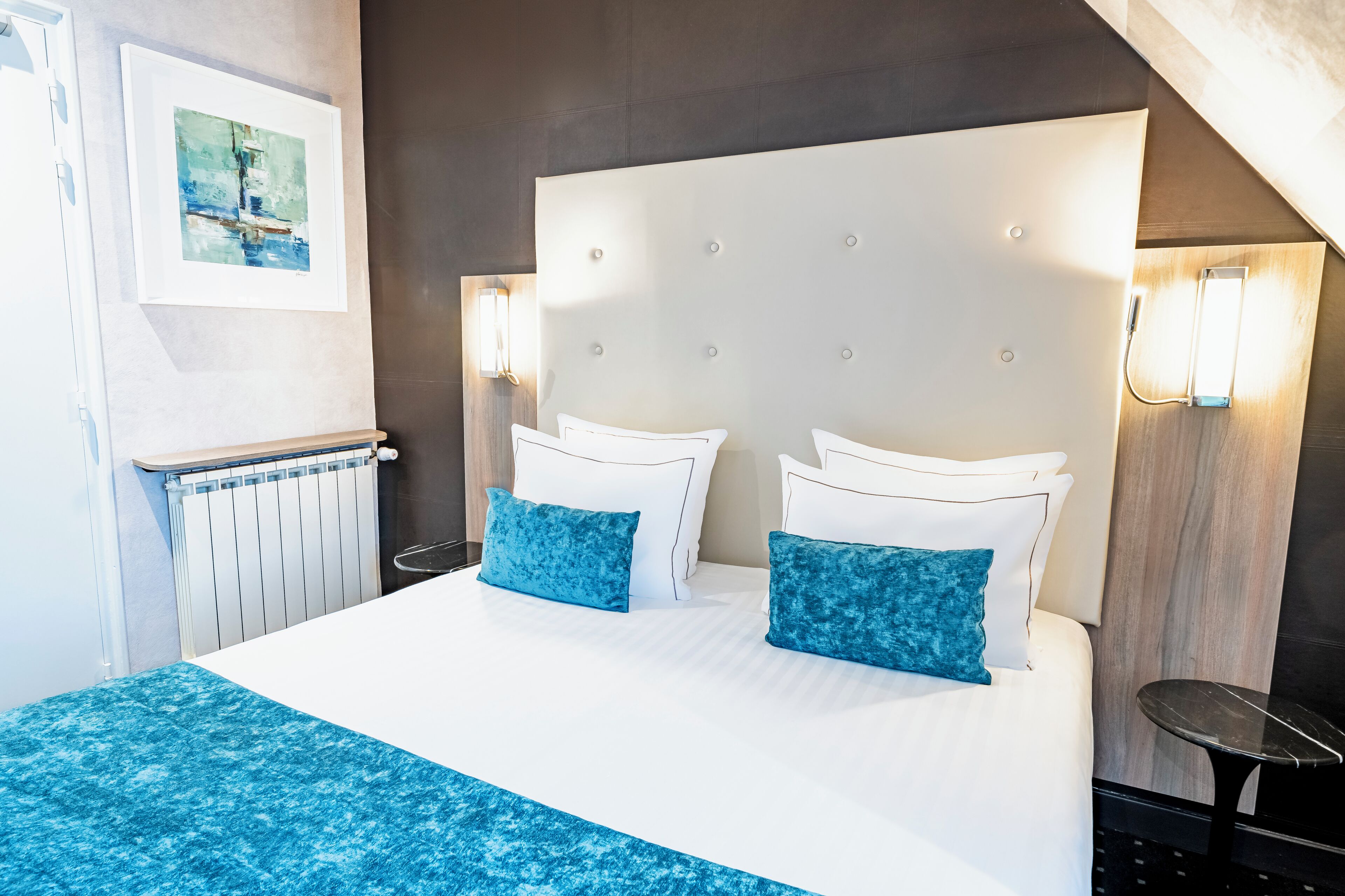 superior accommodation on upper floor - city view | bathroom | shower, hair dryer, towels