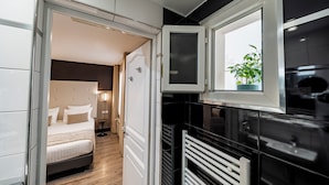Kamar Double, patio | Kamar mandi | Shower, pengering rambut,  dan handuk