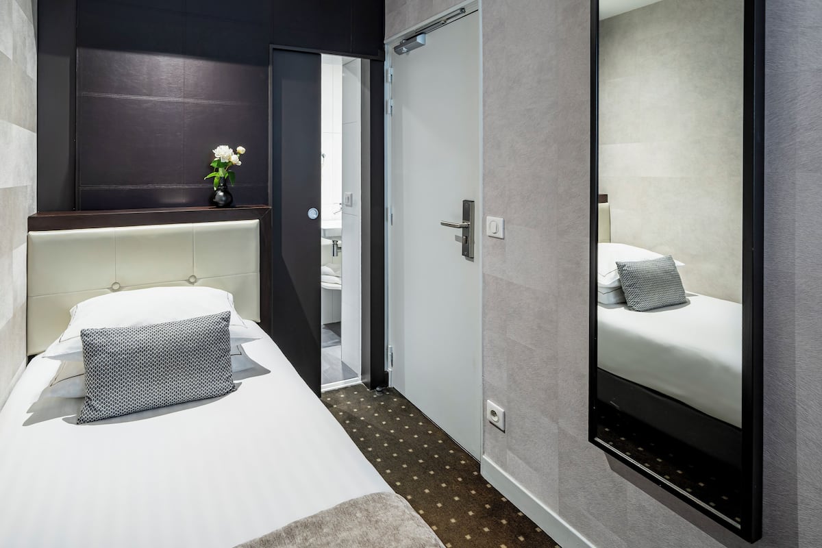Single Room | Premium bedding, in-room safe, desk, blackout drapes