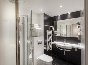 Habitación clásica doble | Baño | Ducha, secador de pelo y toallas