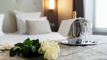 Roupas de cama premium, cofres nos quartos, escrivaninha