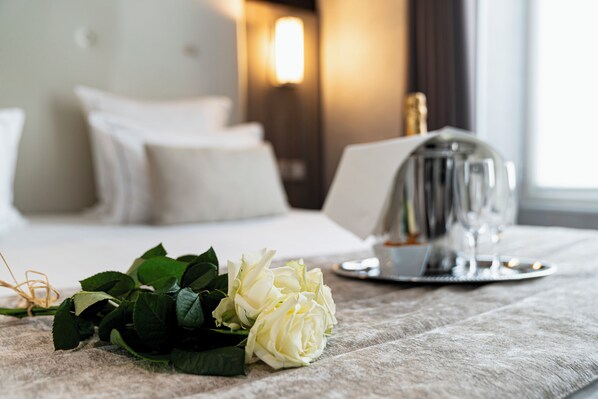 Ropa de cama de alta calidad y caja de seguridad en la habitación 