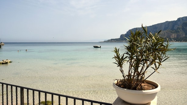 A coastal view with a clear sky, a rocky cliff, and a calm sea. - Palermo Mare Holidays (Palermo)