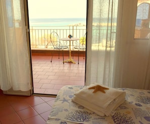 Desk, soundproofing, iron/ironing board, free cribs/infant beds - Palermo Mare Holidays (Palermo)