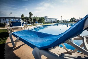 Piscine extérieure, chaises longues