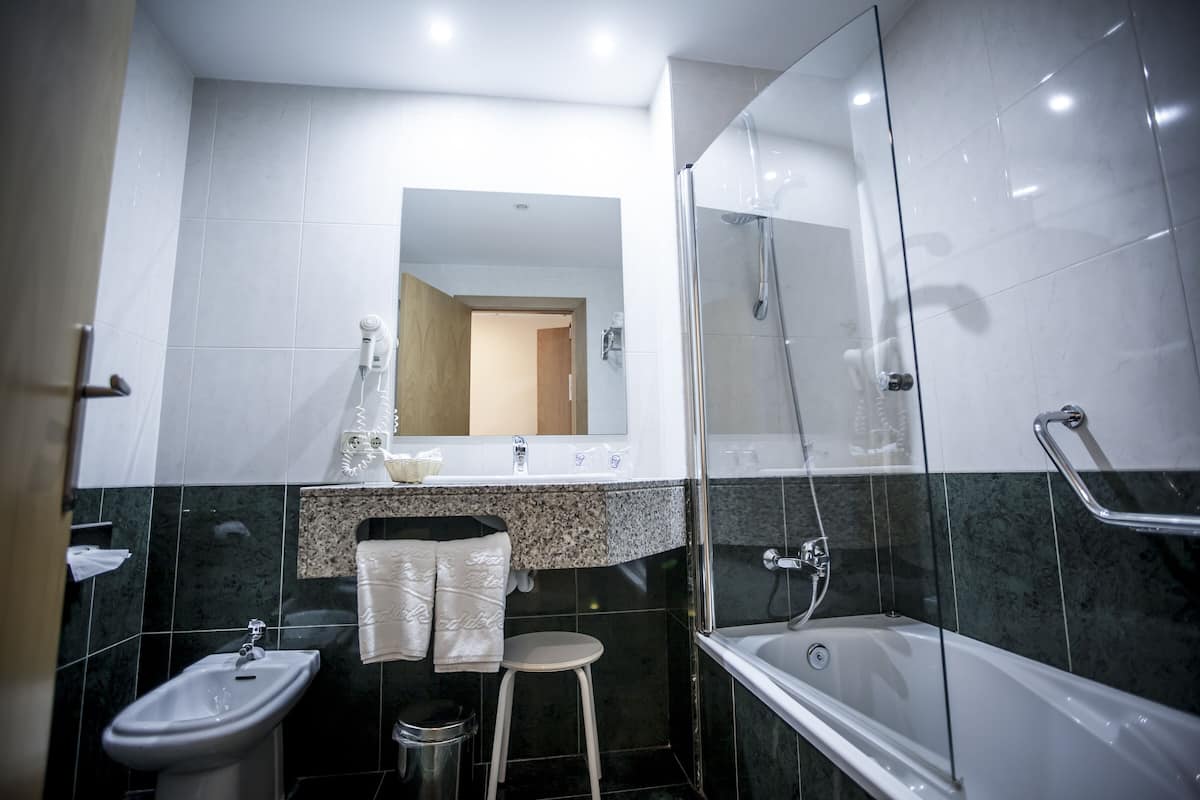 Baño | Secadora de cabello y toallas