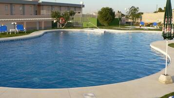 Piscina all'aperto, lettini