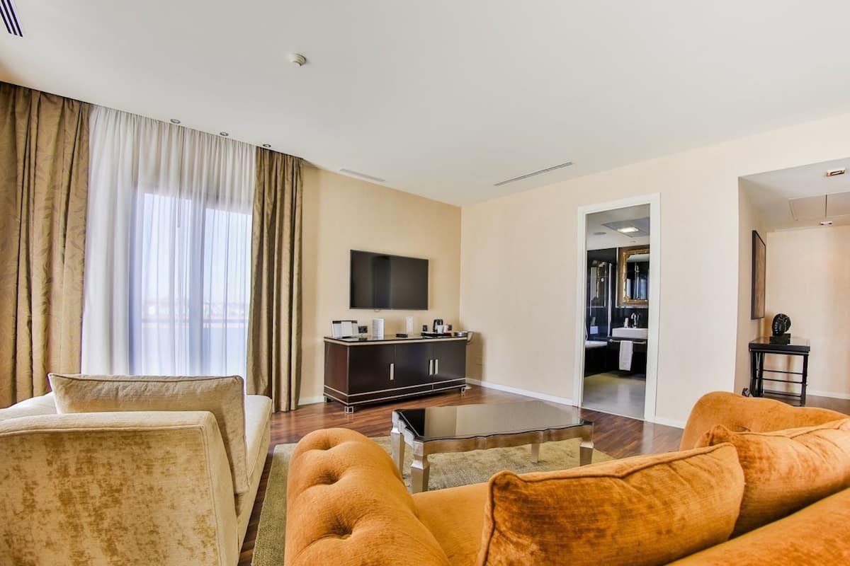 Suite, idromassaggio | 1 camera, biancheria da letto di alta qualità, minibar