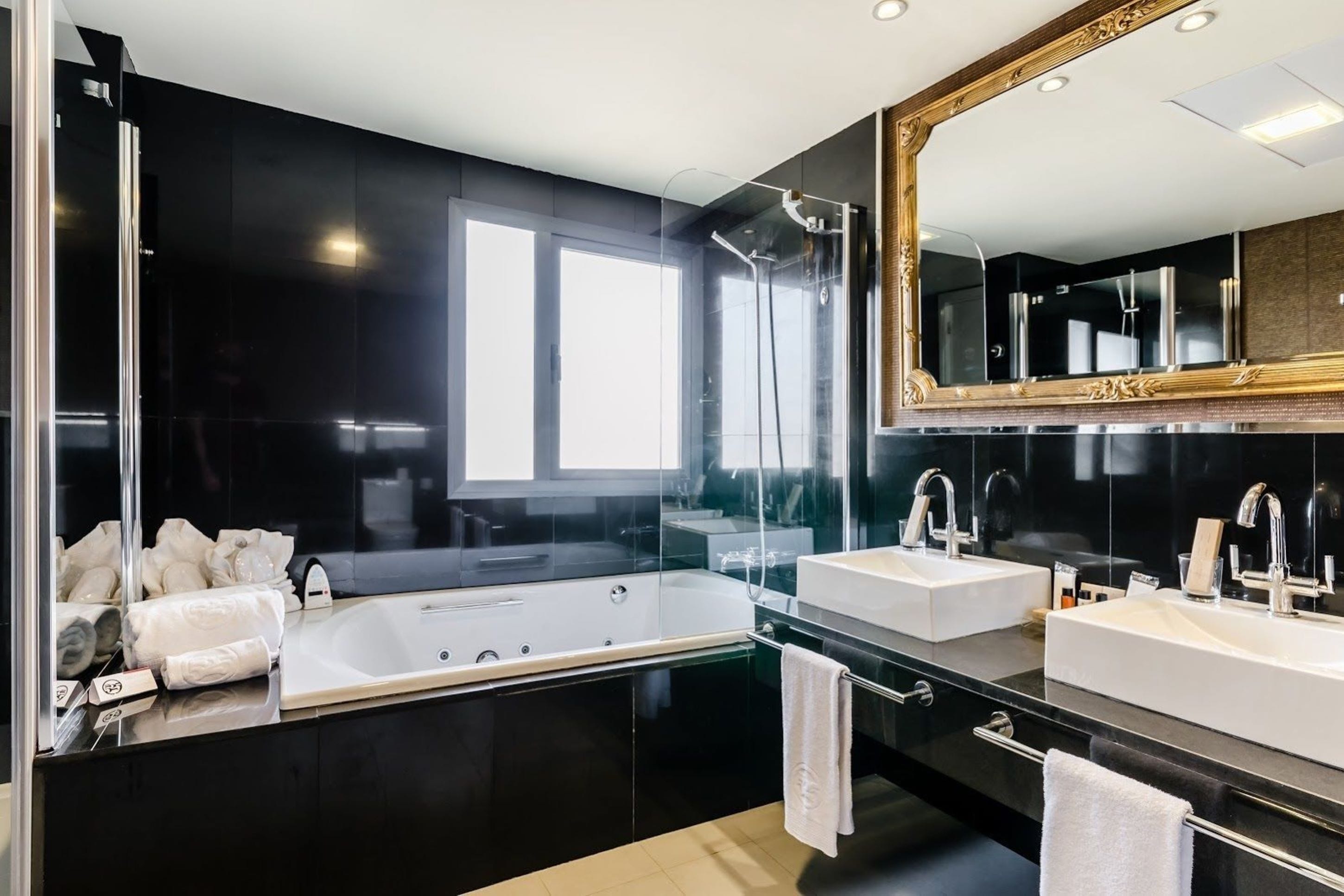 suite, hot tub | jetted bathtub