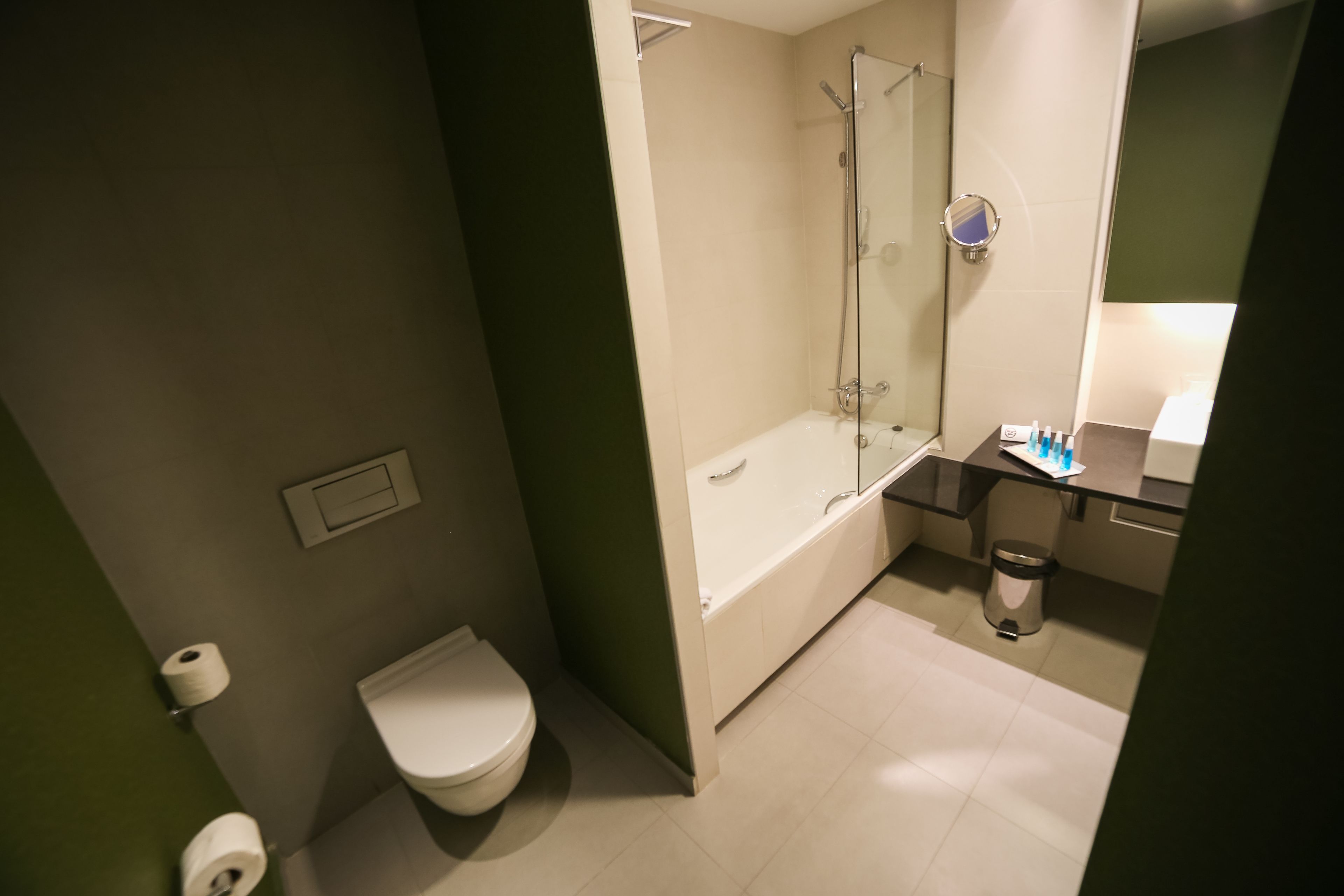 Un bagno con il water, una doccia e un lavandino.