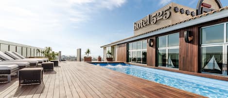 Hồ bơi ngoài trời phục vụ theo mùa, dù/ô trên bãi biển/hồ bơi