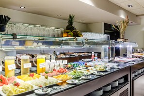 A buffet with various food items and beverages. - Hotel 525 (Los Alcazares)