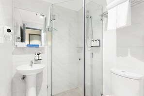 Dusche, kostenlose Toilettenartikel, Handtücher