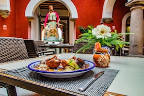 Petit déjeuner, déjeuner, dîner et brunch servis sur place