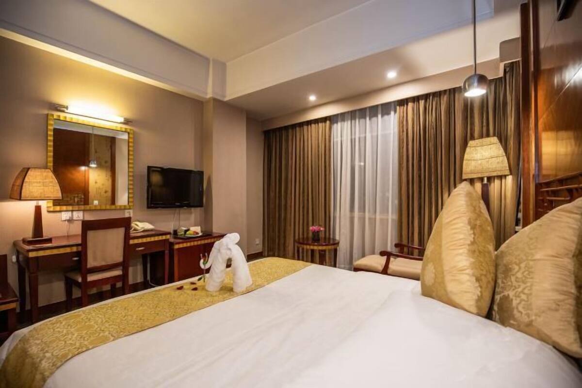 Iron/ironing board, cots/infant beds