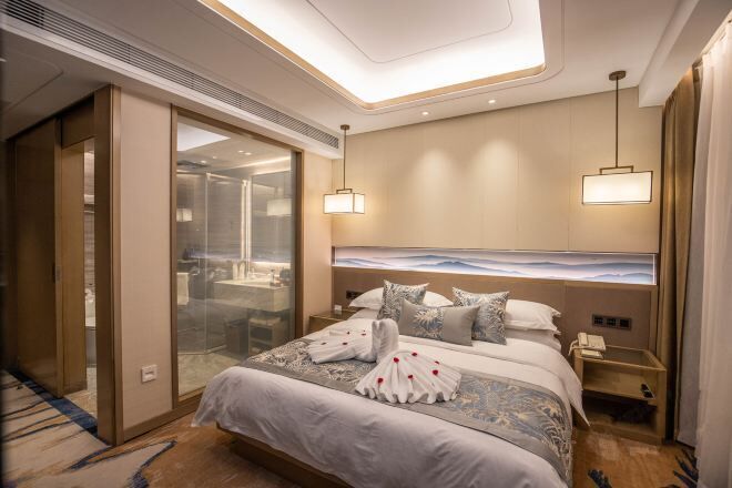 Iron/ironing board, cribs/infant beds