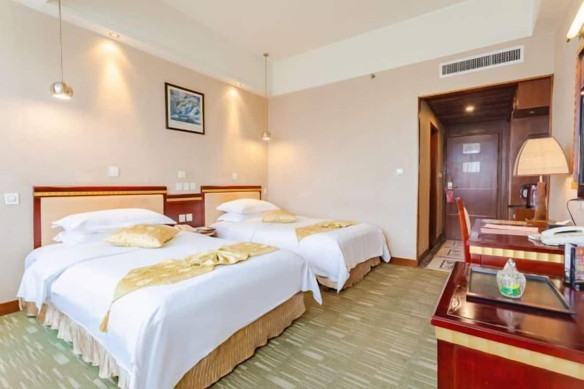 Iron/ironing board, cribs/infant beds