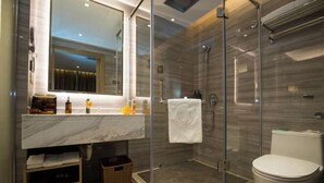 Iron/ironing board (on request) - Golden Spring Hotel (Kunming)