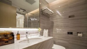 Iron/ironing board (on request) - Golden Spring Hotel (Kunming)
