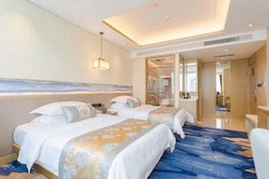 Setrika/meja setrika dan tempat tidur bayi