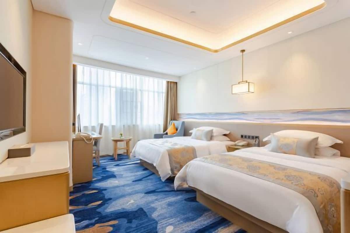 Iron/ironing board, cots/infant beds