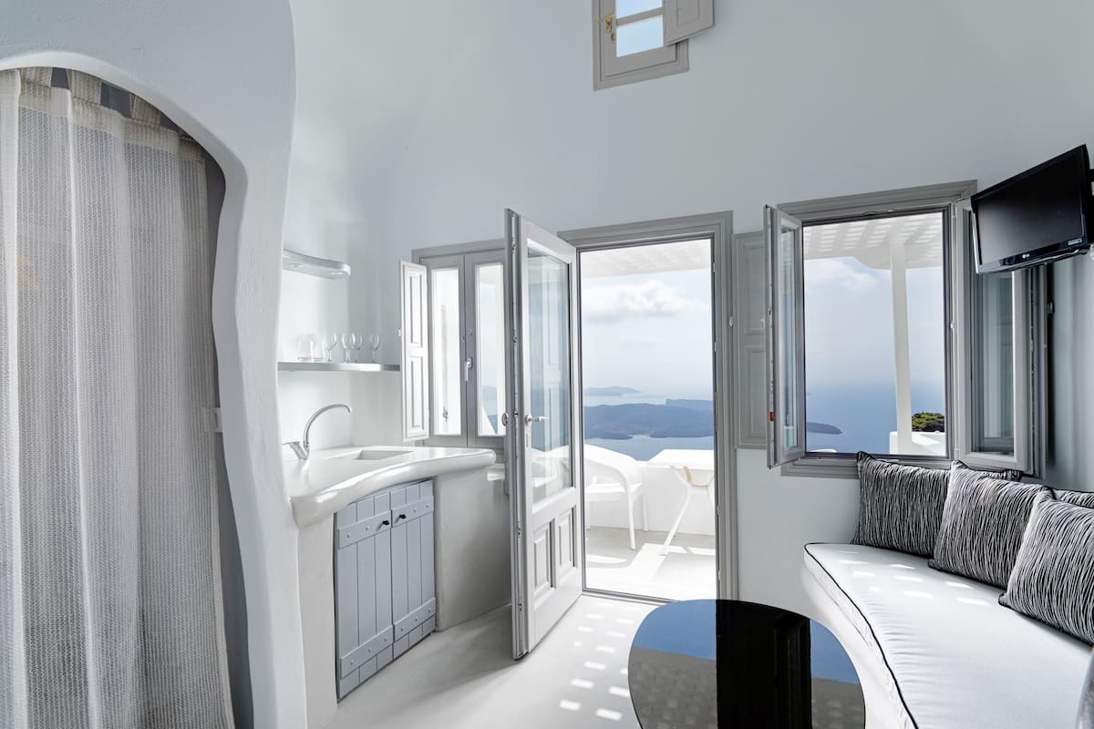 Superior Suite | Egyptian cotton sheets, premium bedding, pillowtop beds, in-room safe
