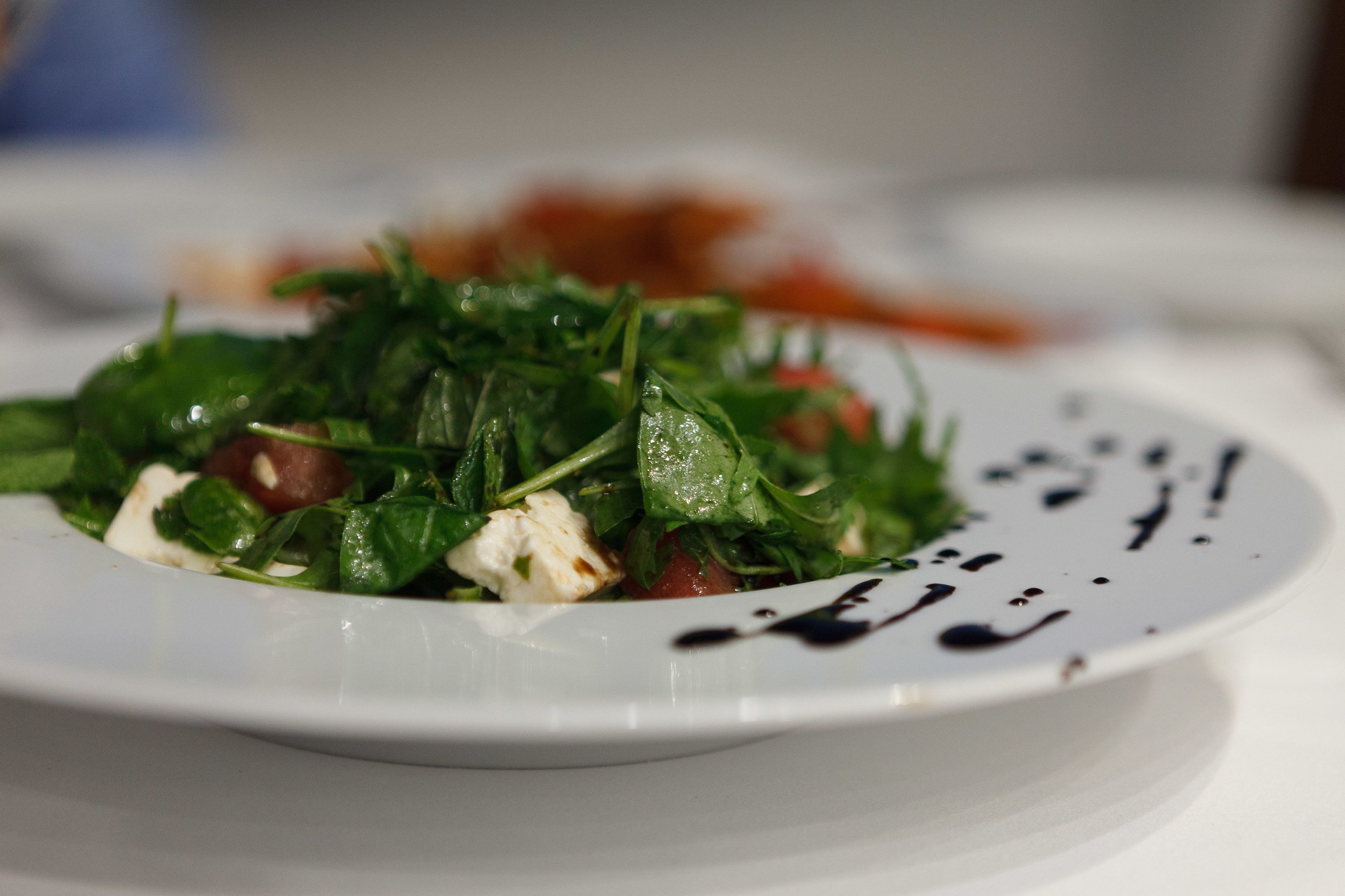 Ein Salat mit Blattsalaten, Tomaten und Käse.