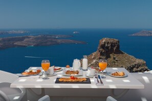 Free full breakfast  - Tholos Resort (Santorini)