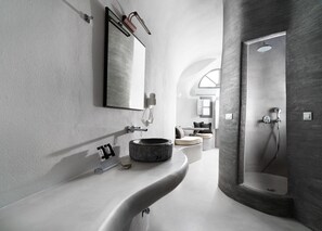 Suite estándar, 1 cama matrimonial | Baño | Amenidades de baño gratuitas, secadora de cabello, batas, pantuflas 