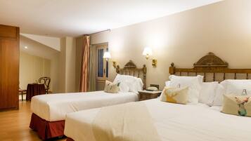 Triple Room | In-room safe, desk, iron/ironing board, free WiFi