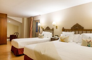 Triple Room | In-room safe, desk, iron/ironing board, free WiFi - Hotel Andria (La Seu d'Urgell)