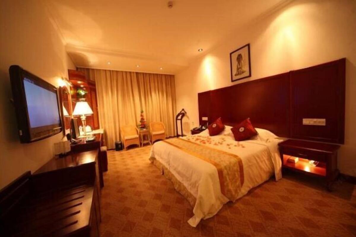 Minibar, in-room safe, iron/ironing board, alarm clocks