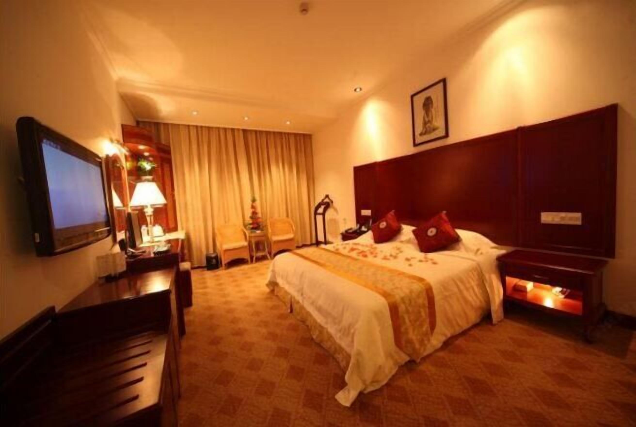 Minibar, in-room safe, iron/ironing board, alarm clocks