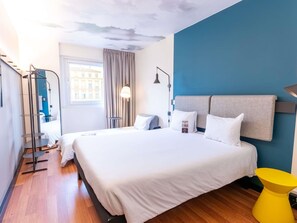 Habitación superior, 1 cama doble con sofá cama | Cortinas opacas y sistema de insonorización