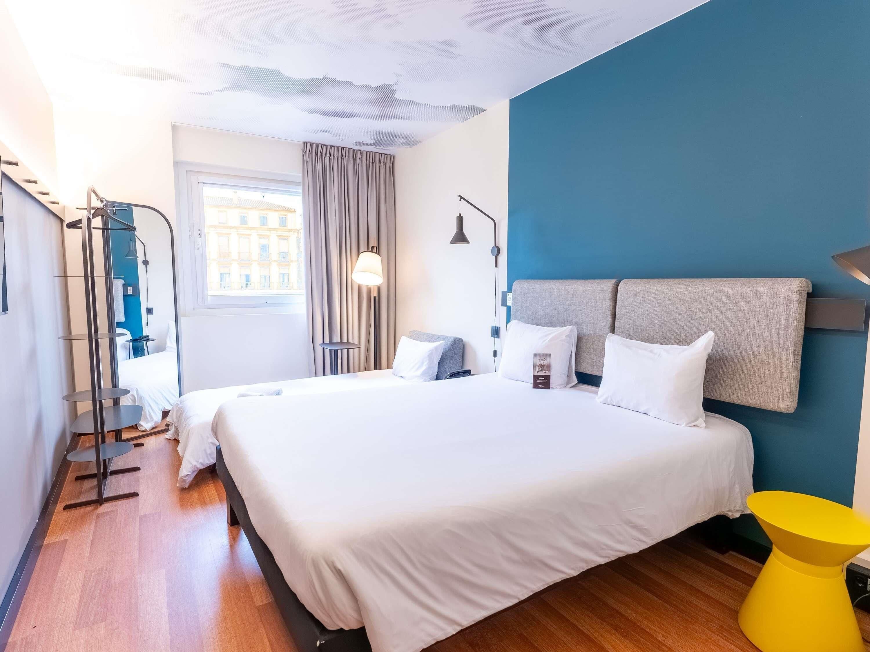 ستائر تعتيم وتجهيزات عازلة للصوت ومكواة/لوح كي وواي فاي مجانًا