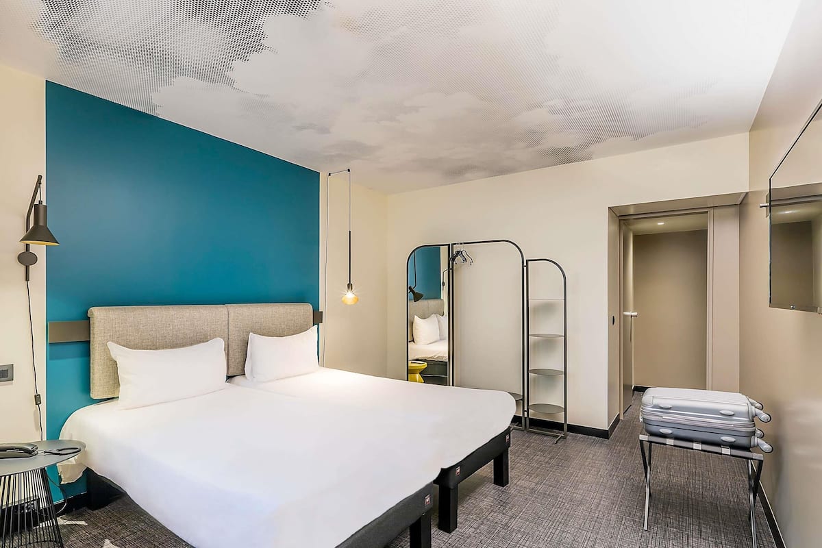 Cortinas blackout, insonorización y tabla de planchar con plancha