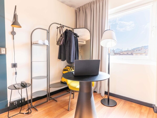 Quarto executivo, 1 cama de casal | Cortinas blackout, ferros/tábuas de passar roupa, Wi-Fi de cortesia