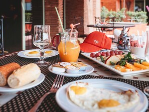 Sarapan prasmanan setiap hari (MAD 65 per orang)