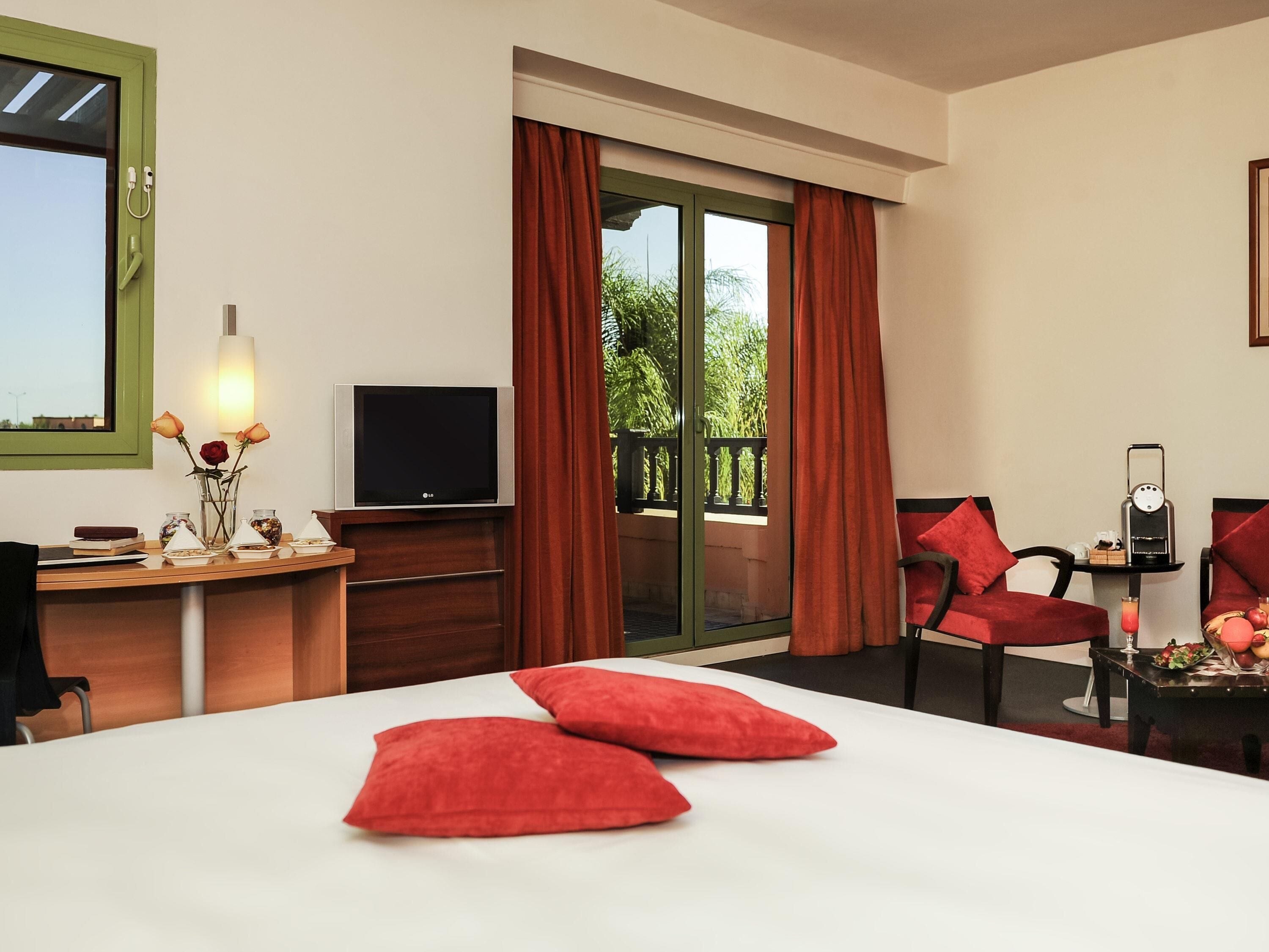 Juniorsvit - 1 dubbelsäng med bäddsoffa | Sängtillbehör av högsta kvalitet, skrivbord och strykjärn/strykbräda