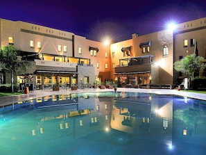 Outdoor pool, pool umbrellas, sun loungers - ibis Marrakech Palmeraie Hotel (Marrakech)