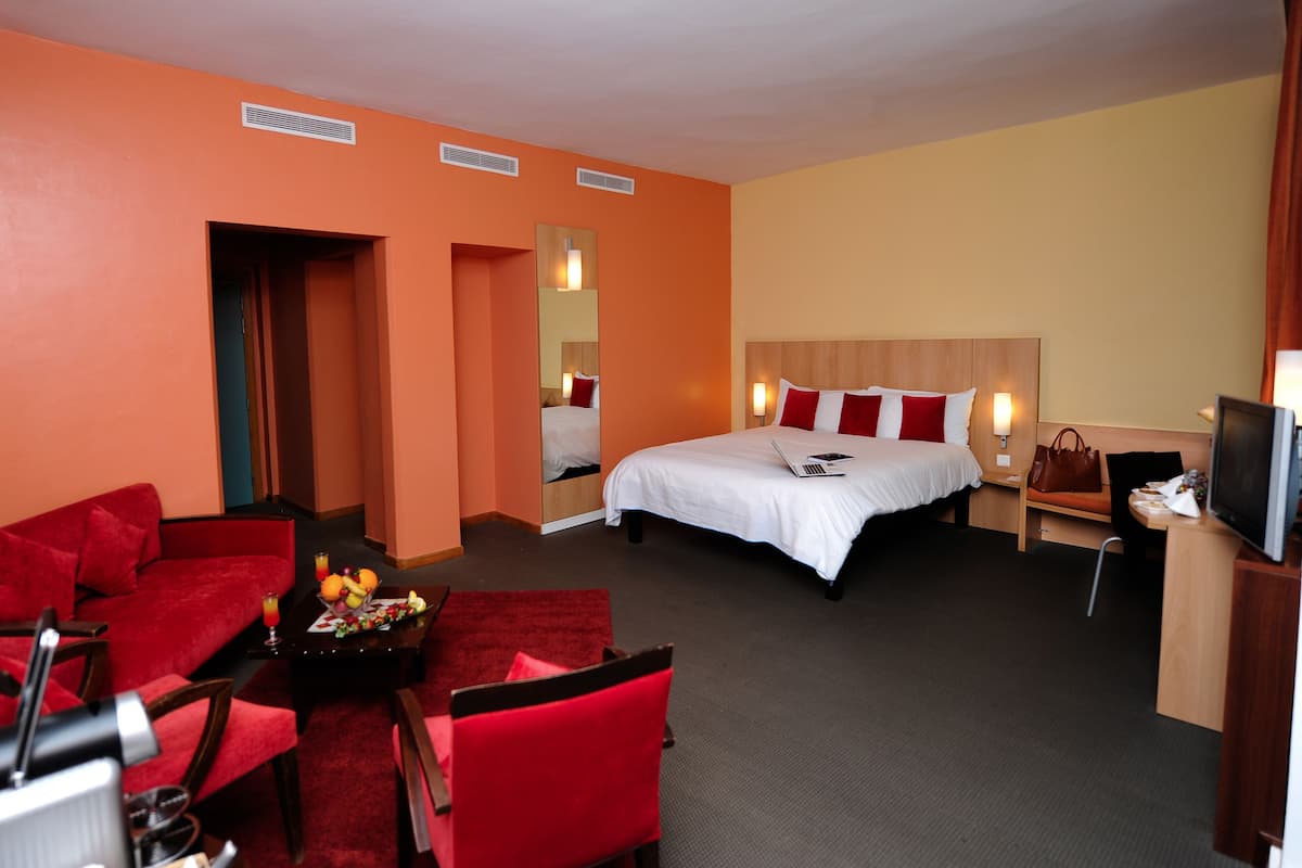 Junior Suite, 1 Katil Kelamin (Double), Mountain View | Peralatan tempat tidur premium, meja, seterika/papan seterika