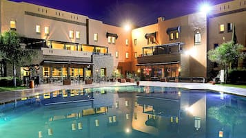 Outdoor pool, pool umbrellas, sun loungers