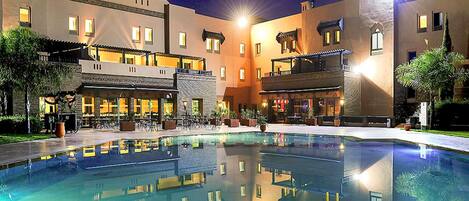 Außenpool, Sonnenschirme, Liegestühle