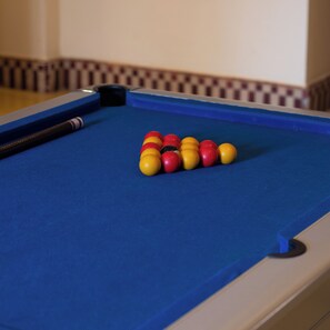 A pool table with a blue felt surface and a pool cue. - ibis Marrakech Palmeraie Hotel (Marrakech)